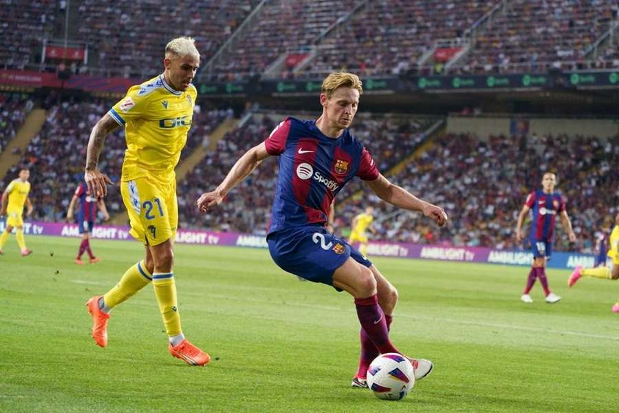 Barcelona determined to secure De Jong with a new contract - Carlos Volcano